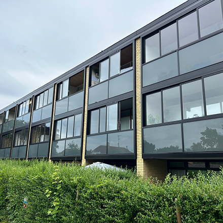 Balco Altaner har gennemført et glasinddækningsprojekt på Buddingevej 246–252 i Søborg.